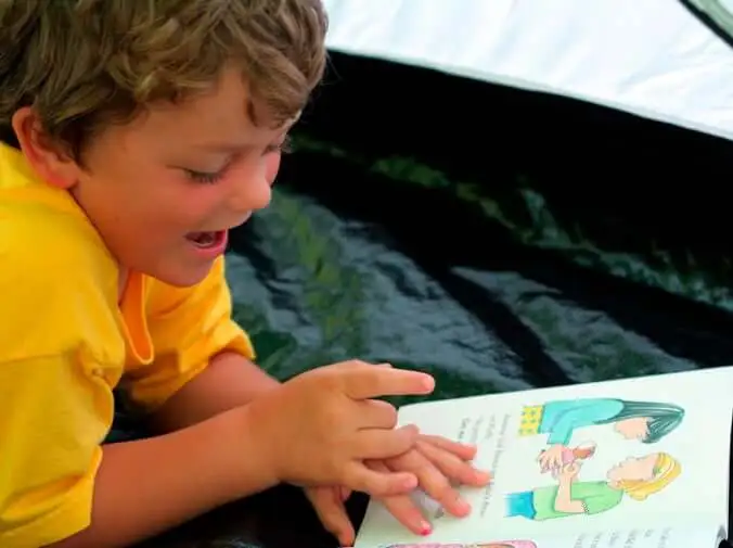 niño autista leyendo un libro Sabes qué es la dislalia