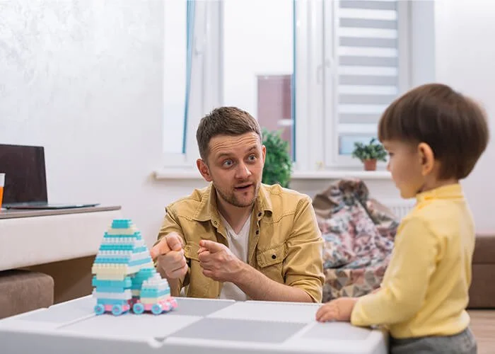 un hombre y un niño jugando con bloques logopeda marca la vida de un niño